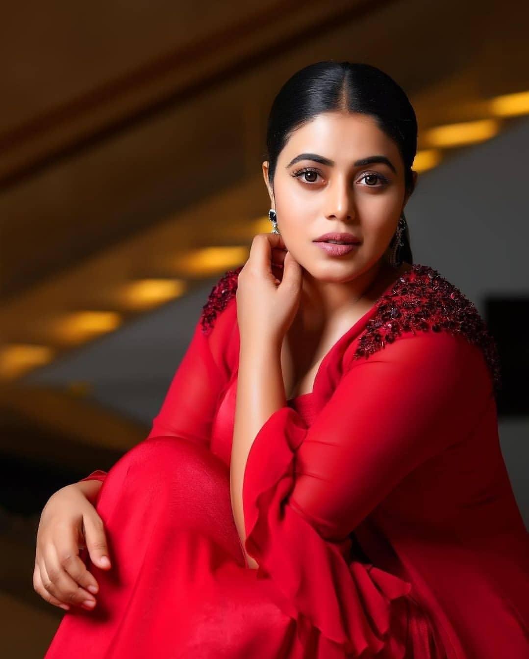 Shamna Kasim in red dress hot and sexy photoshoot |Shamna Kasim very beautiful and glamorous pictures