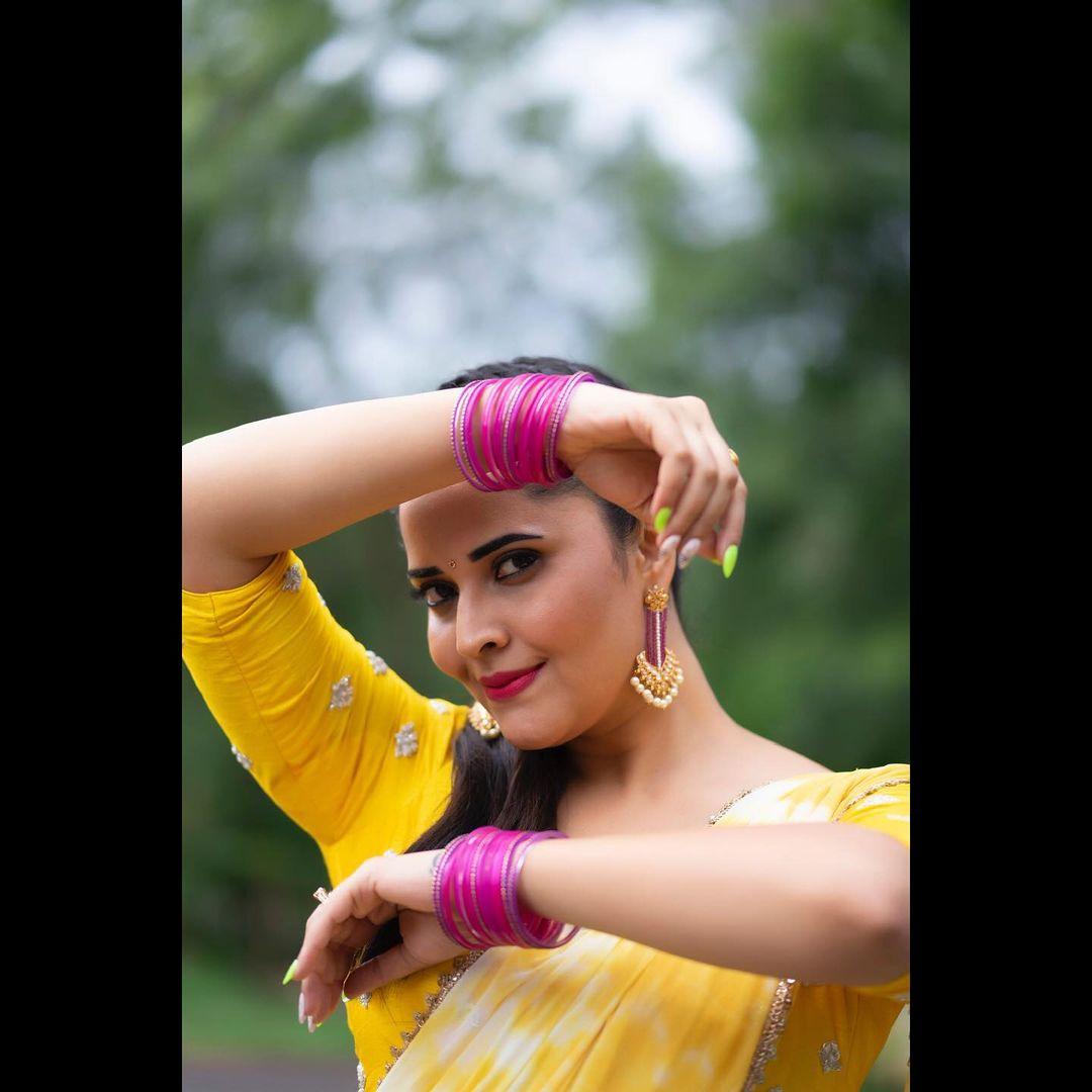 Telugu actress Anasuya backless hot and sexy Saree photos | Anasuya latest hot and sexy photoshoot
