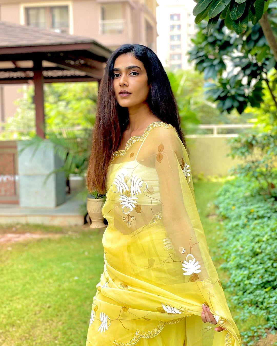 Aakanksha Singh in yellow transparent saree hot photos gallery |Aakanksha Singh beautiful and glamorous pictures