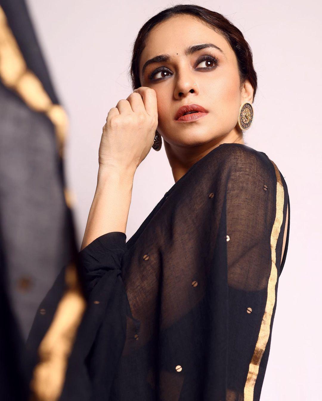 Amruta Khanvilkar in black transparent saree hot photos gallery | Amruta Khanvilkar latest beautiful and glamorous pictures