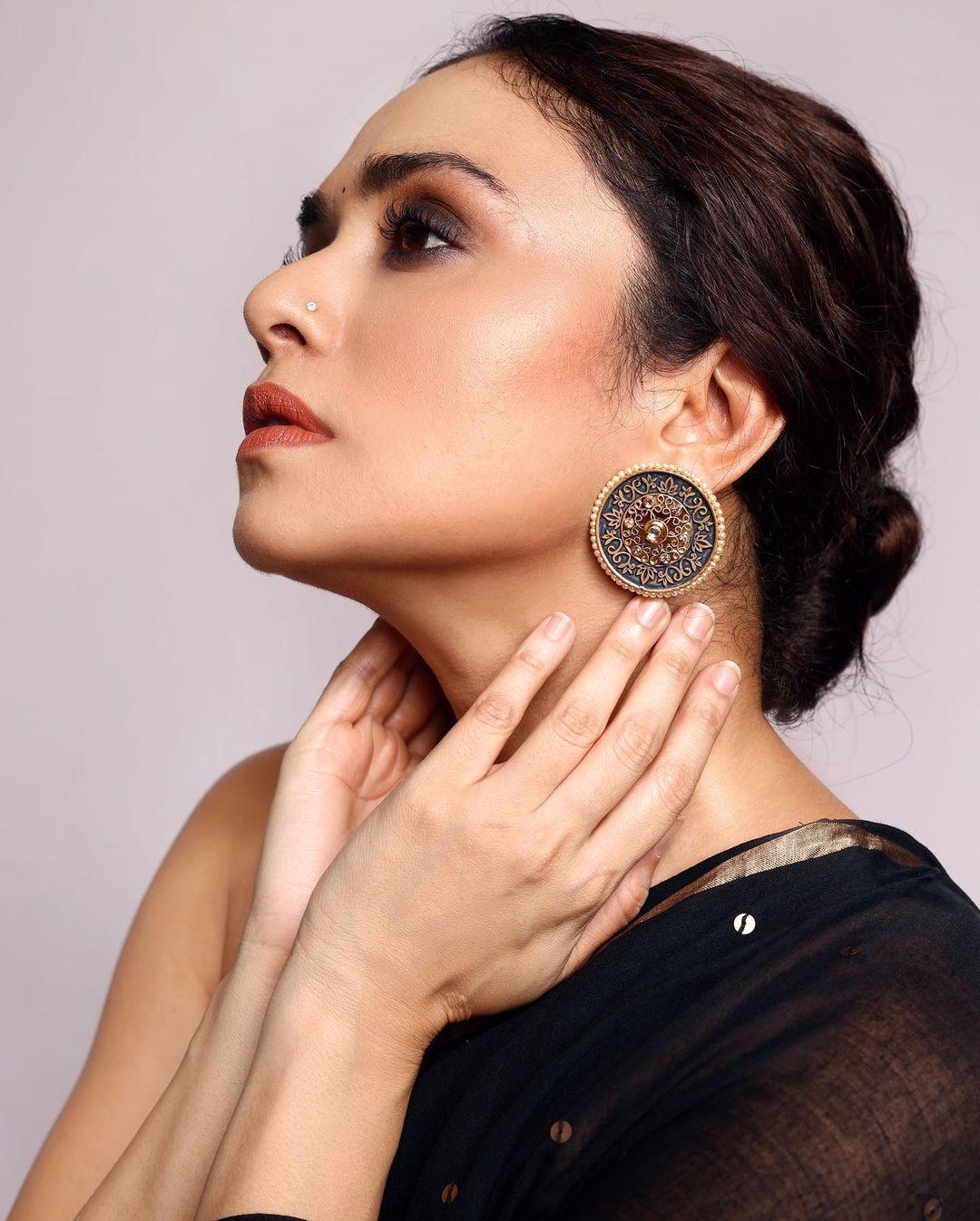 Amruta Khanvilkar in black transparent saree hot photos gallery | Amruta Khanvilkar latest hot scene