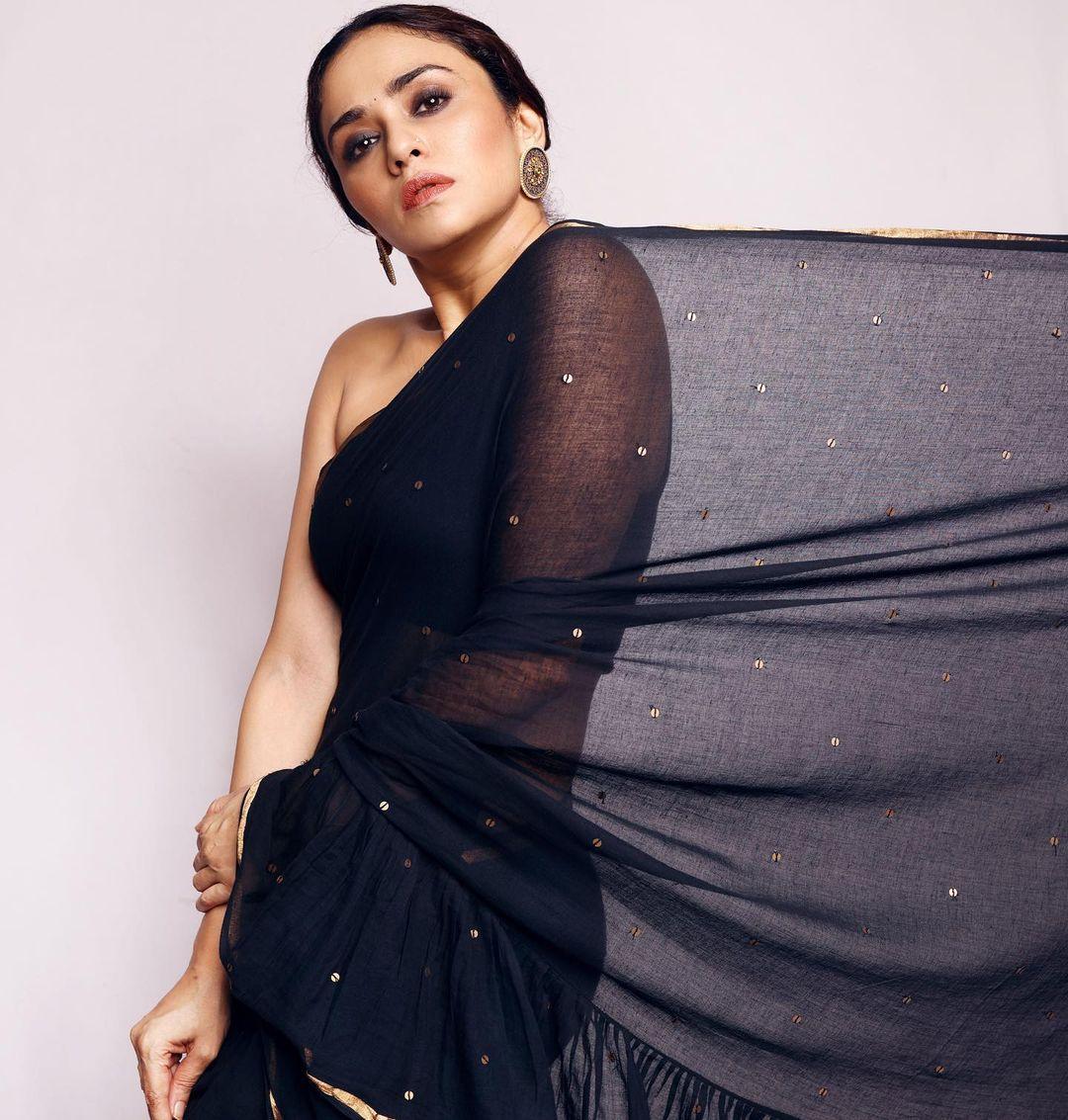 Amruta Khanvilkar in black transparent saree hot photos gallery | Amruta Khanvilkar looking very attractive and cute stills
