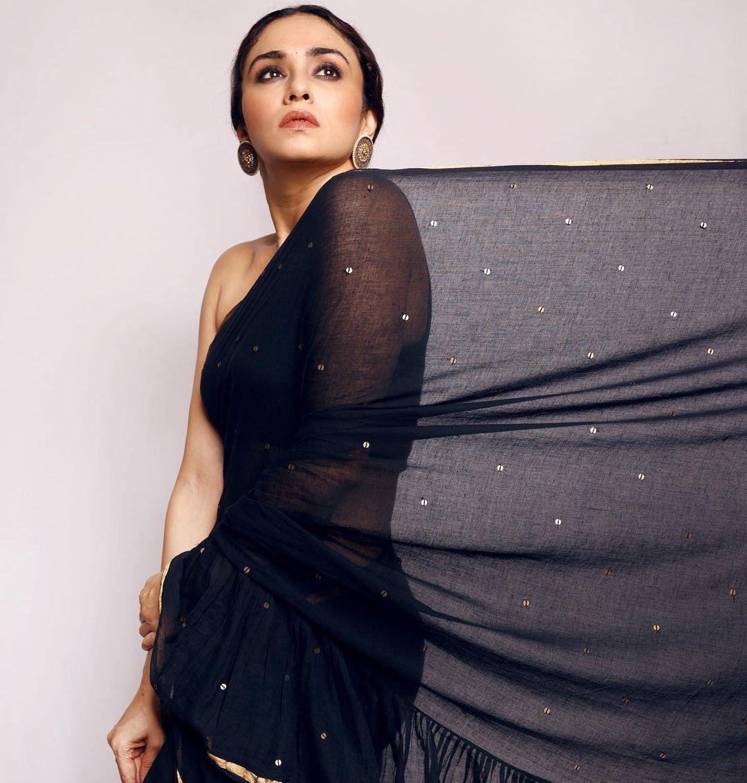 Amruta Khanvilkar in black transparent saree hot photos gallery | Amruta Khanvilkar very beautiful and sexy photoshoot