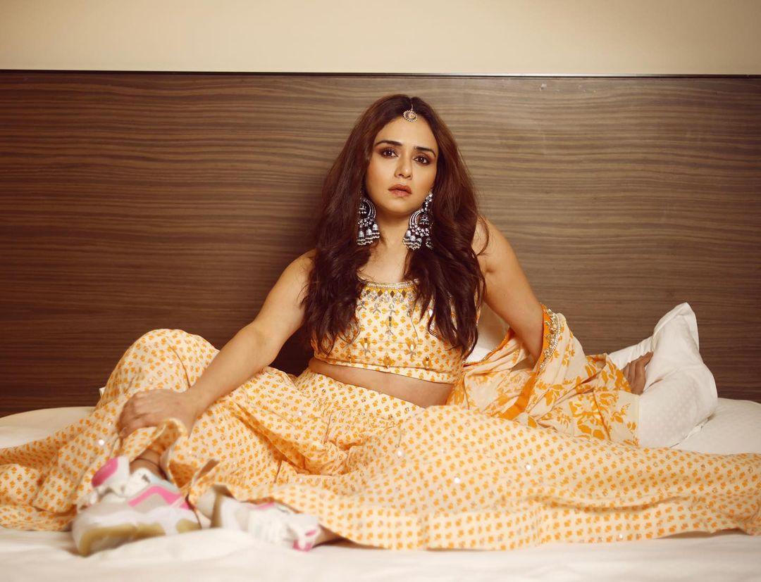 Marathi actress Amruta Khanvilkar exclusive hot and spicy photos gallery | Amruta Khanvilkar beautiful and glamorous pictures