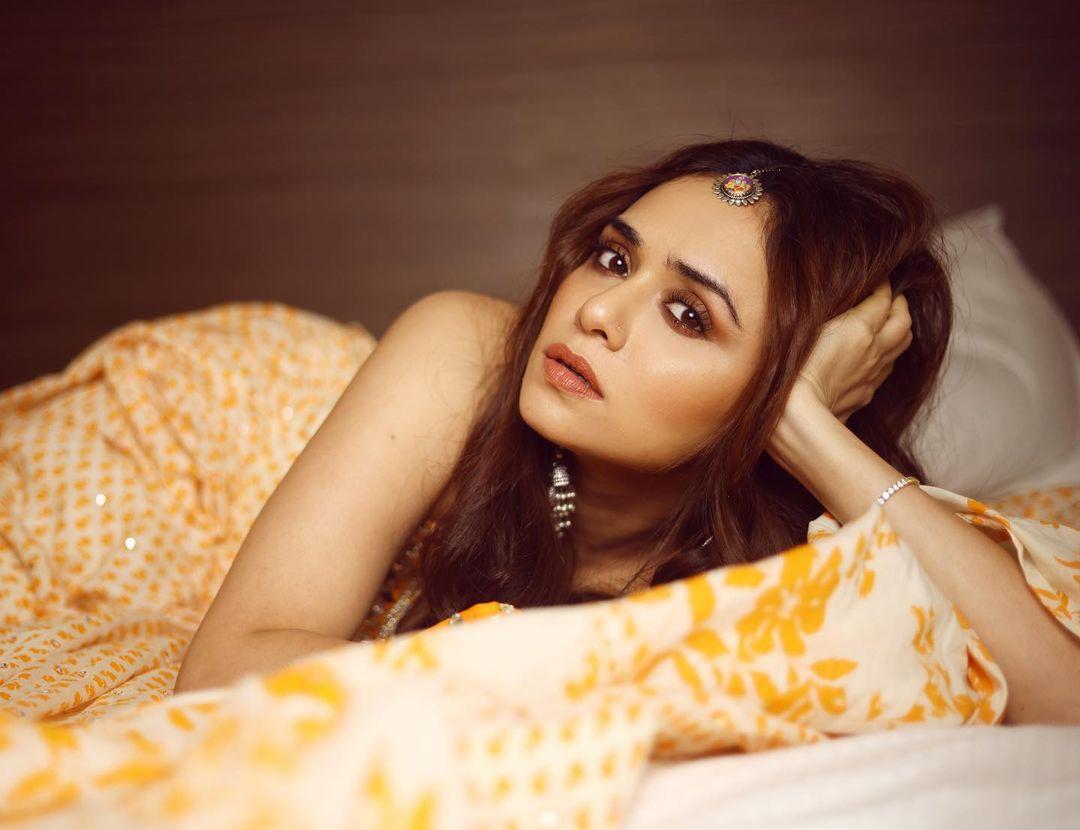 Marathi actress Amruta Khanvilkar exclusive hot and spicy photos gallery | Amruta Khanvilkar latest hot and sexy photoshoot