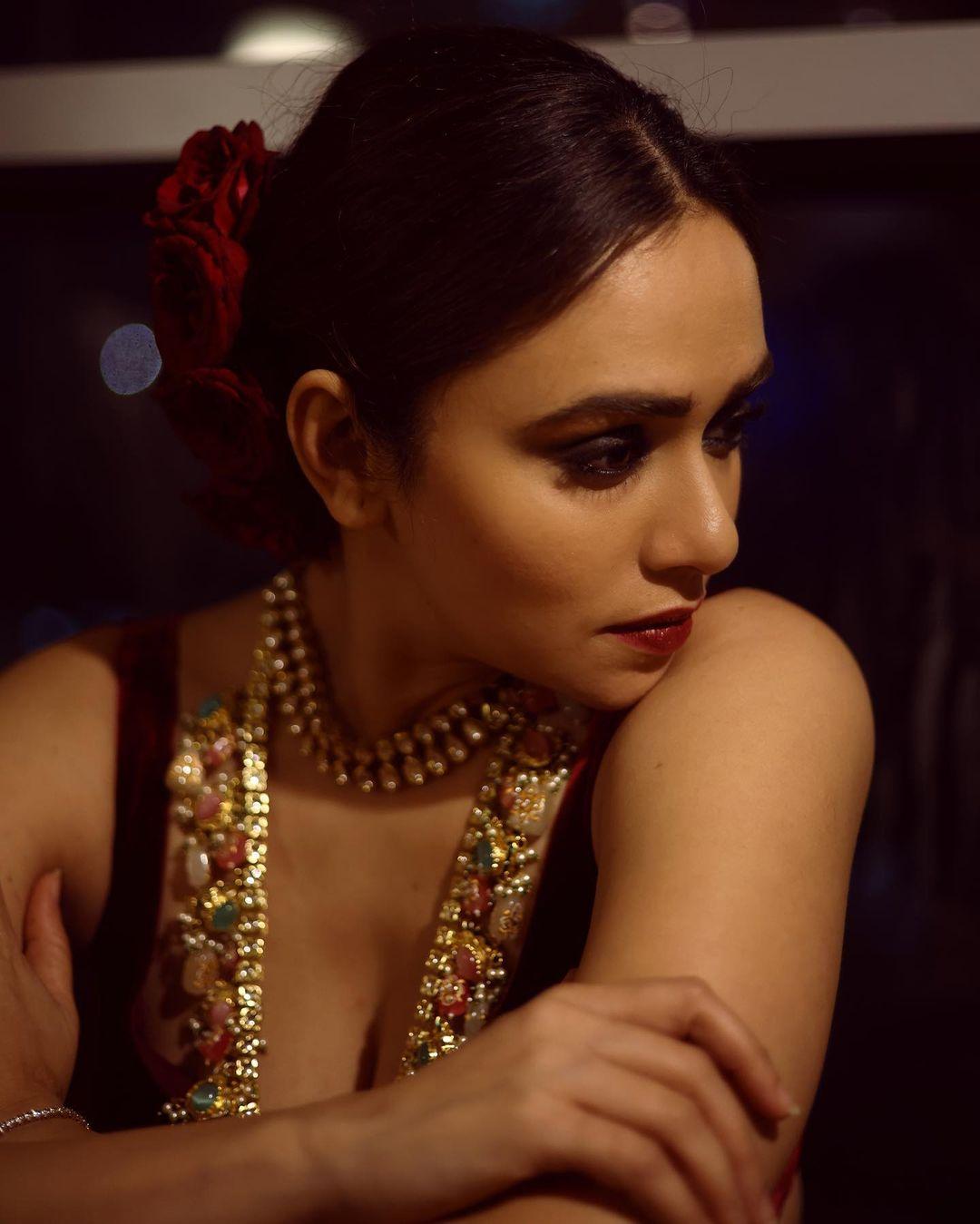 Marathi actress Amruta Khanvilkar exclusive hot and spicy photos gallery | Amruta Khanvilkar very beautiful and glamorous pictures