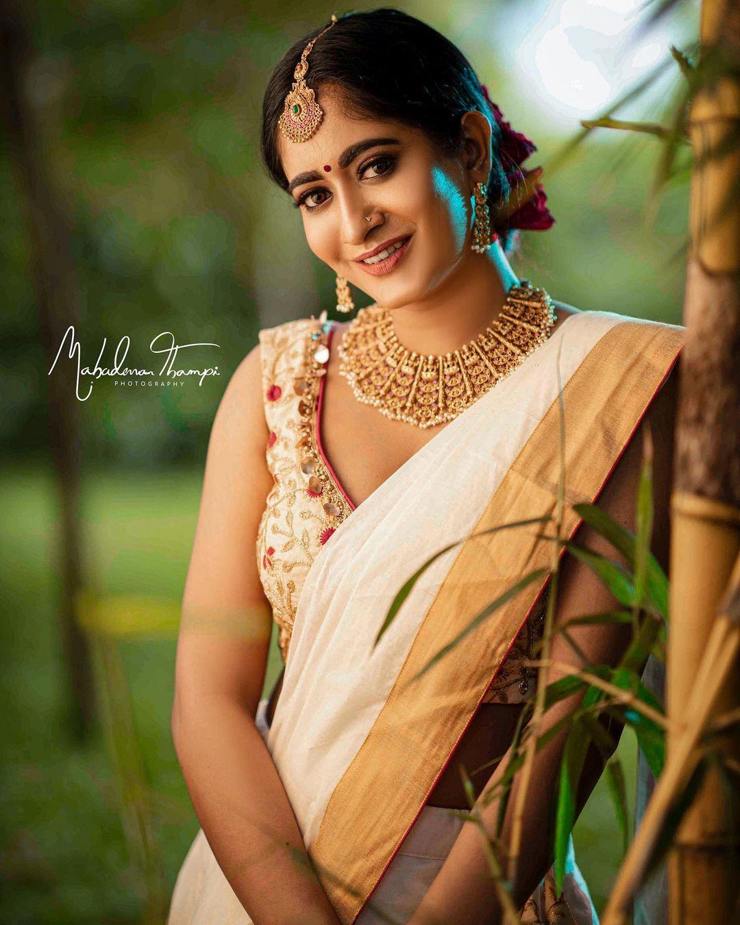 Megha Mathew in kerala kasavu saree hot photos |Megha Mathew looking very beautiful and cute photos