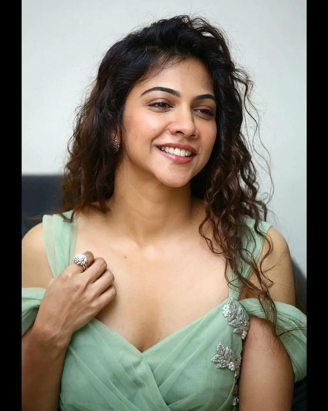 South Indian actress Madonna exposing cleavage hot photos gallery | Madonna Sebastian looking very glamorous photos