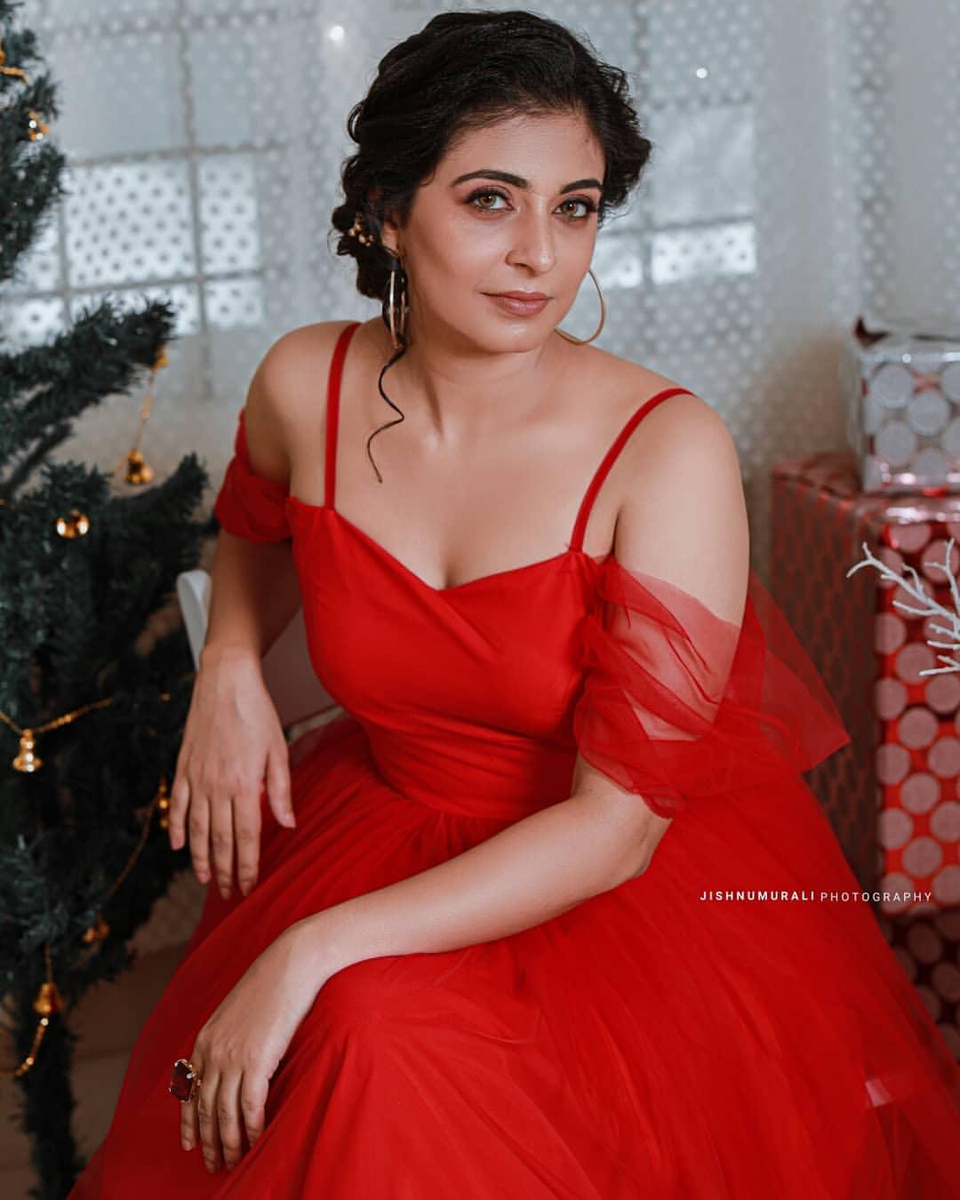 Leona Lishoy in red dress looking very beautiful and glamorous pictures |Leona Lishoy latest hot and spicy photos gallery
