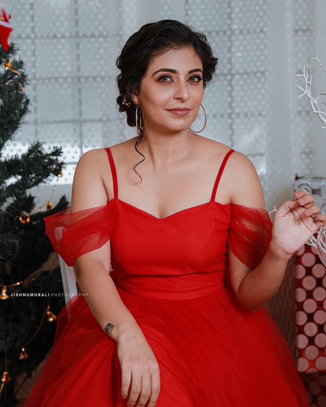 Leona Lishoy in red dress looking very beautiful and glamorous pictures |Leona Lishoy very attractive and hot stills