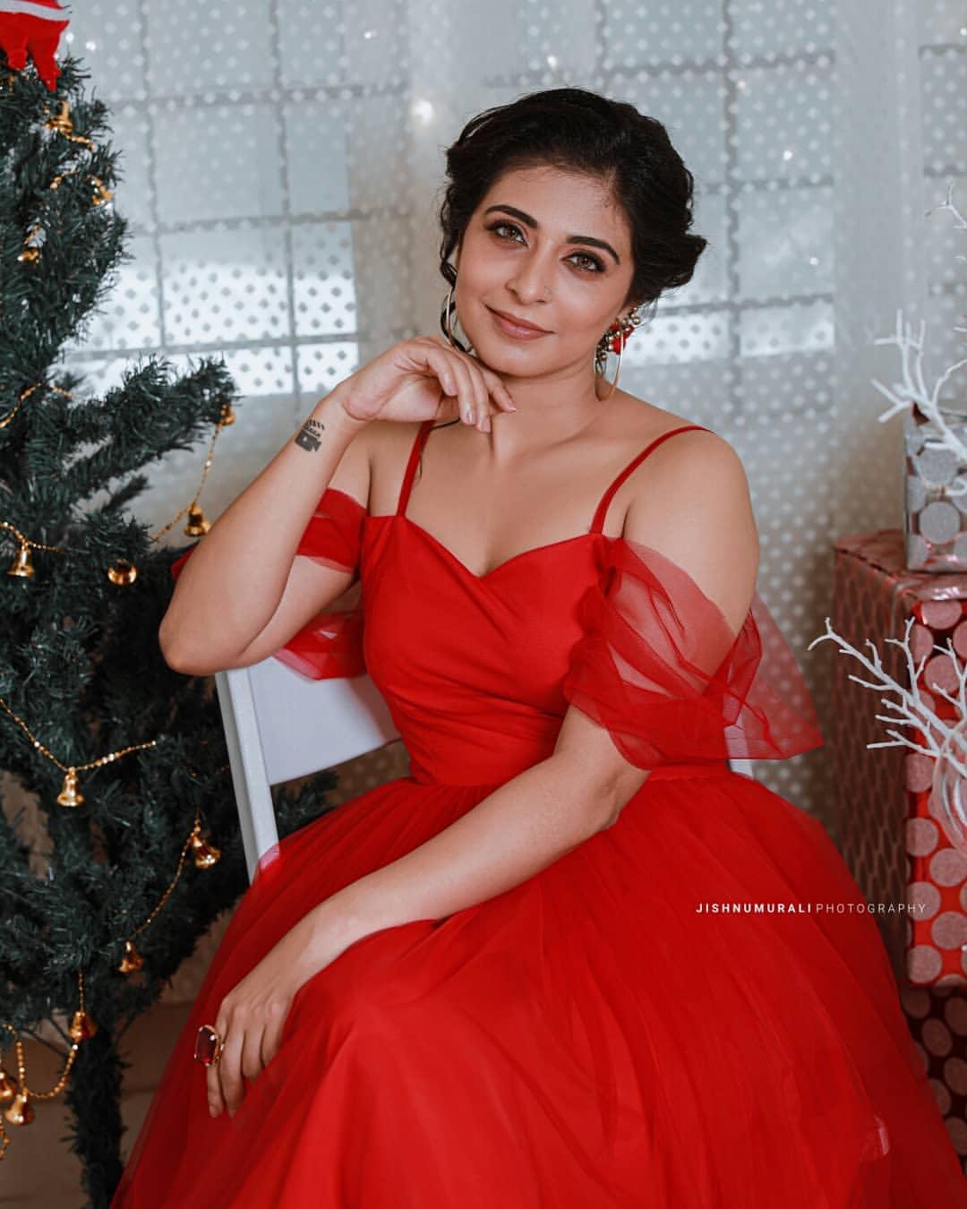 Leona Lishoy in red dress looking very beautiful and glamorous pictures |Leona Lishoy very glamorous and beautiful pictures