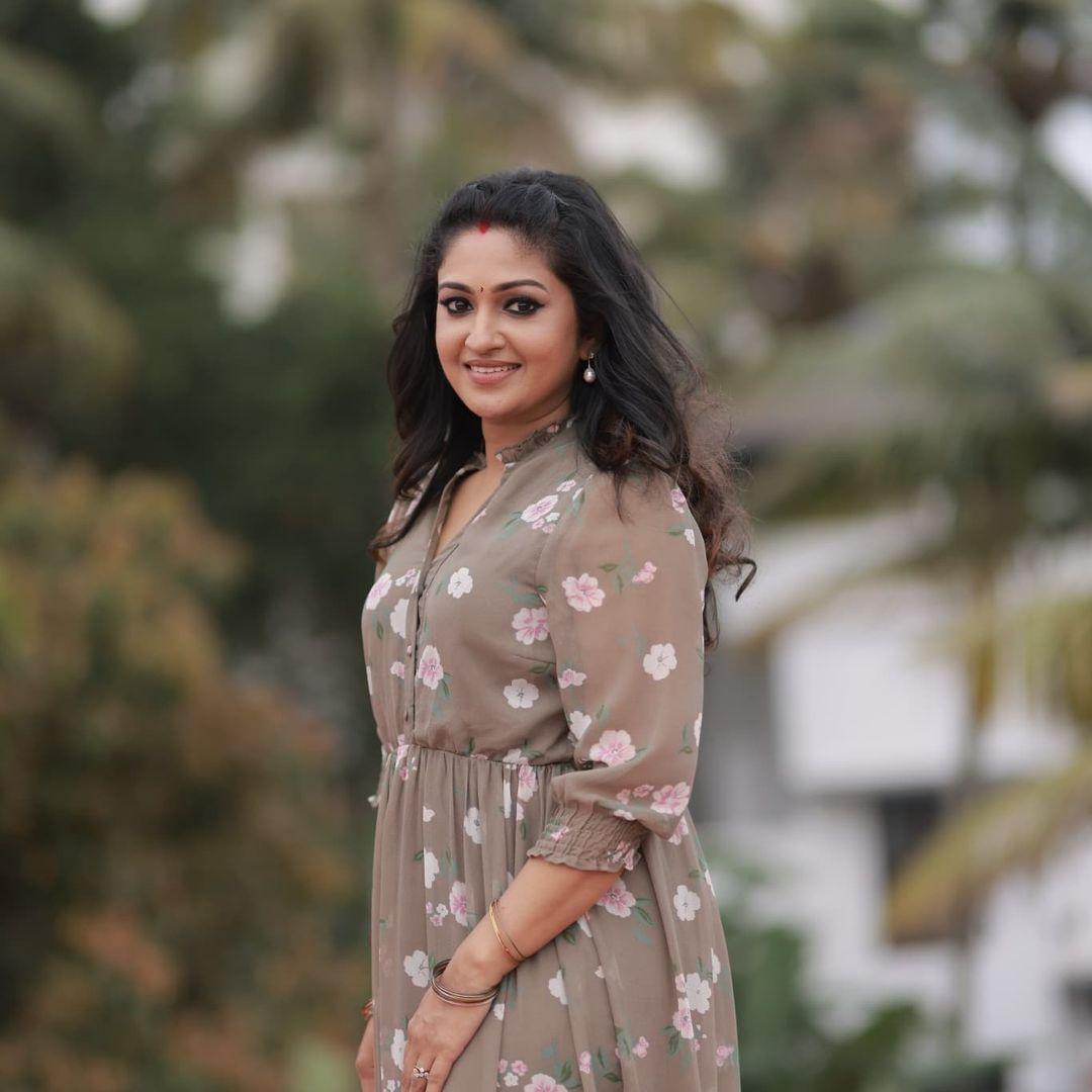 Malayalam actress Mithra Kurian looking very glamorous and glamorous pictures | Mithra Kurian Very beautiful and cute photos