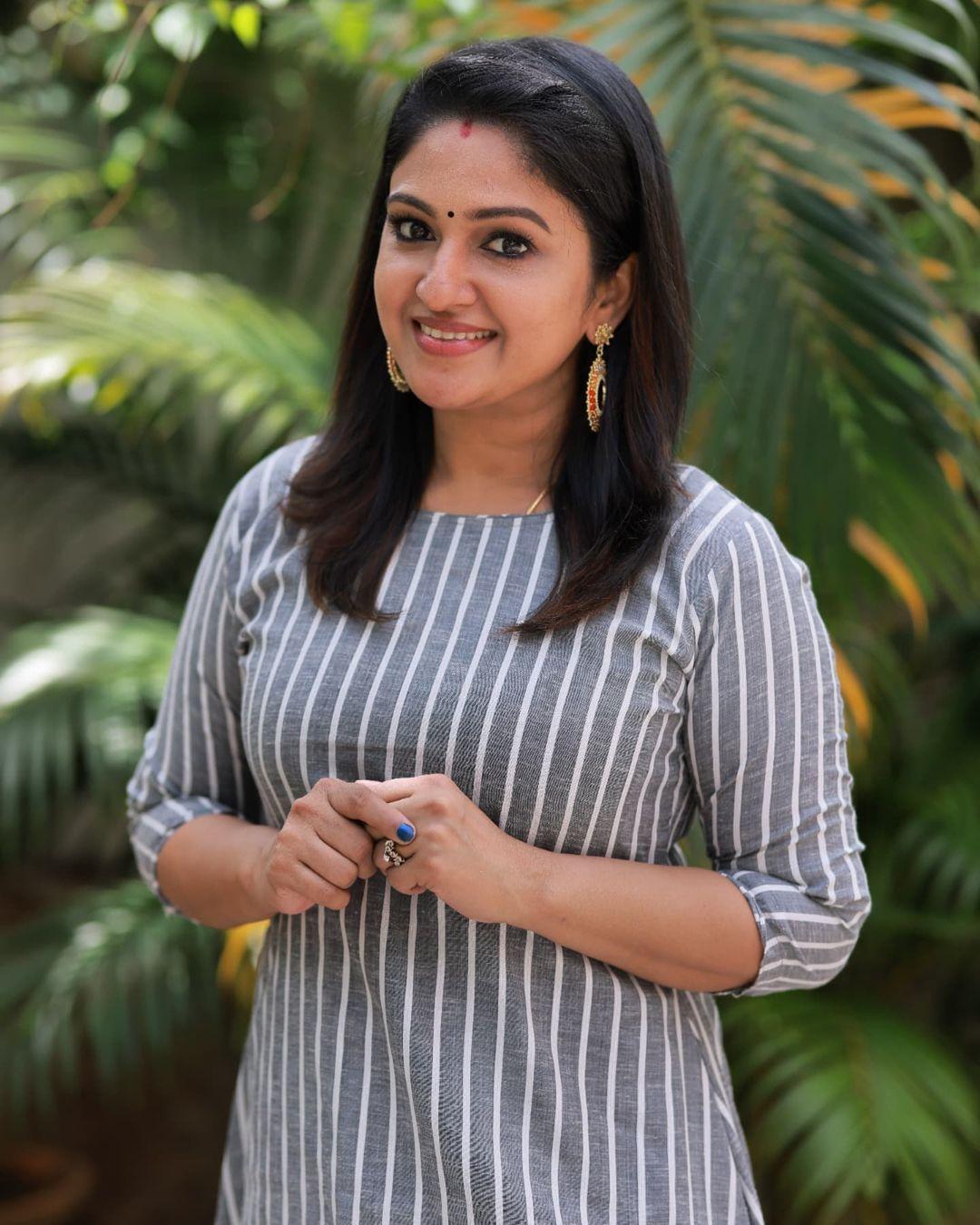 Malayalam actress Mithra Kurian looking very glamorous and glamorous pictures | Mithra Kurian looking very attractive and Glamorous photos