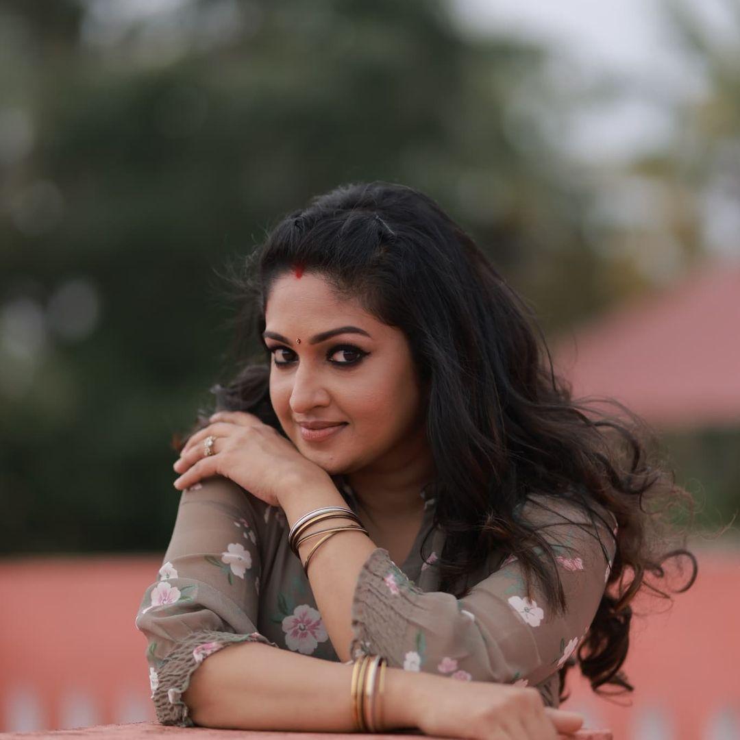 Malayalam actress Mithra Kurian looking very glamorous and glamorous pictures | Mithra Kurian looking very attractive and hot stills