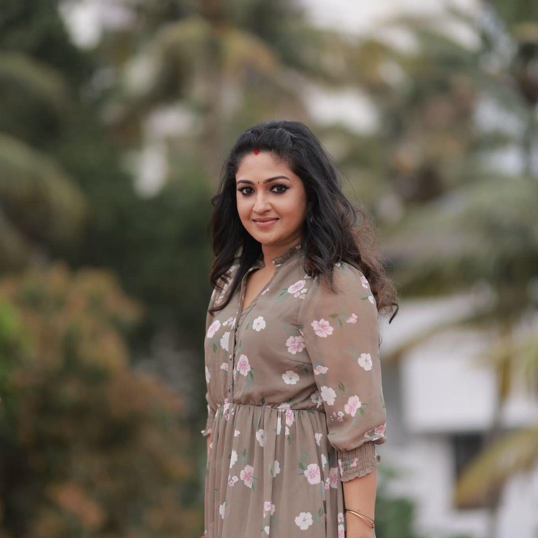 Malayalam actress Mithra Kurian looking very glamorous and glamorous pictures | Mithra Kurian very beautiful and glamorous sexy photoshoot