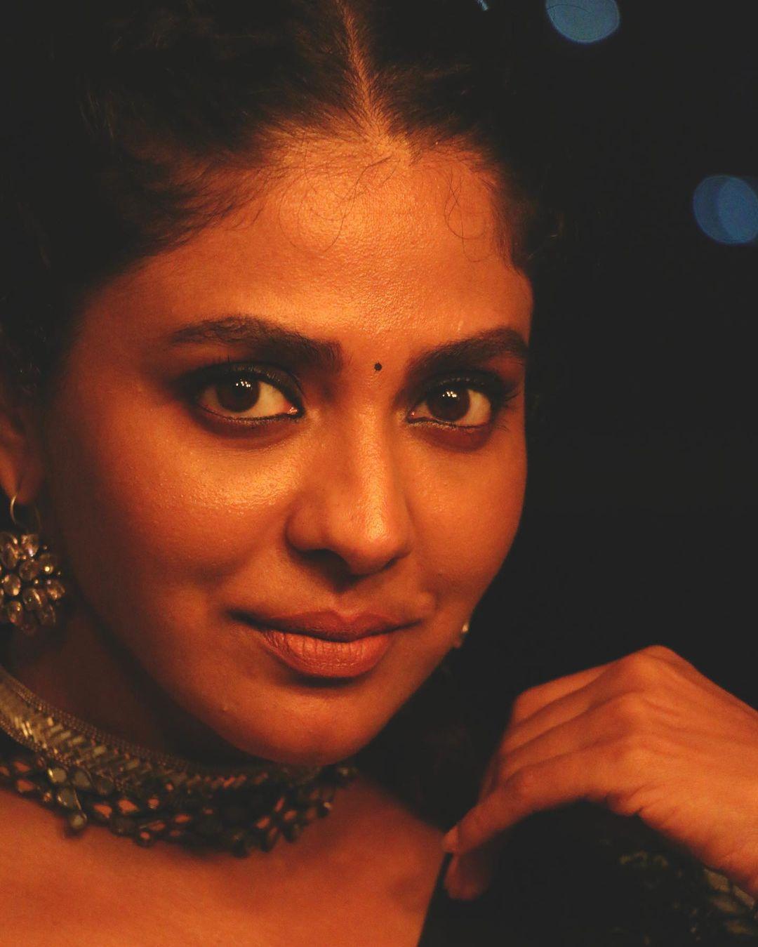 Malayalam actress Poornima indrajith exposing very hot and glamourous stills |Poornima indrajith beautiful and cute photos