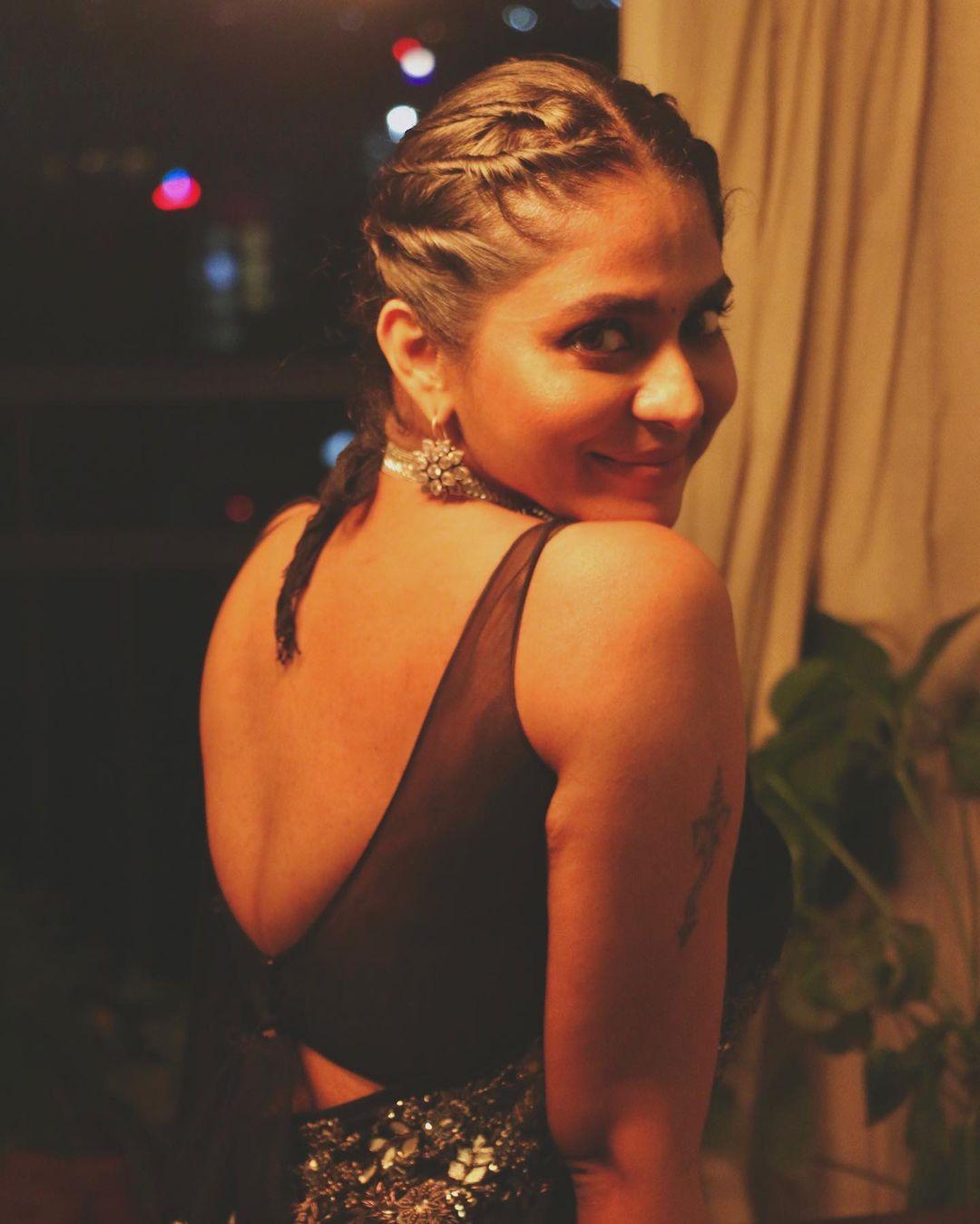 Malayalam actress Poornima indrajith exposing very hot and glamourous stills |Poornima indrajith exclusive hot and spicy photos gallery
