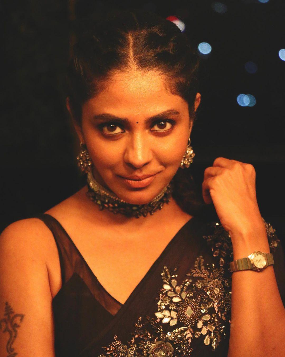 Malayalam actress Poornima indrajith exposing very hot and glamourous stills |Poornima indrajith latest hot and sexy photoshoot