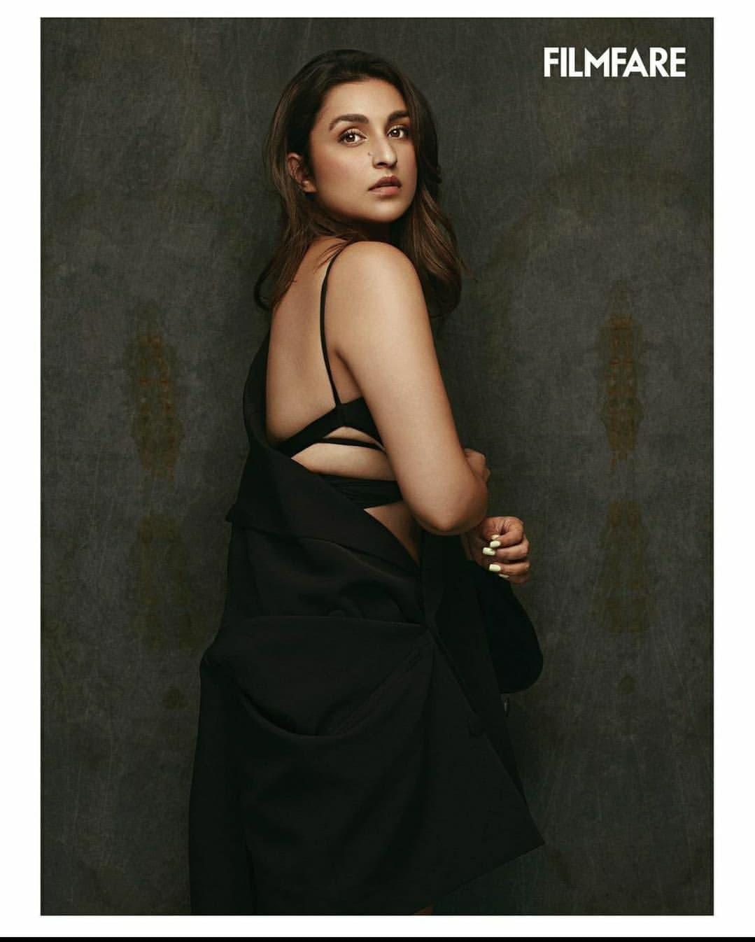 Parineeti Chopra in Black saree exposing cleavage photos gallery |Parineeti Chopra very beautiful and glamorous pictures