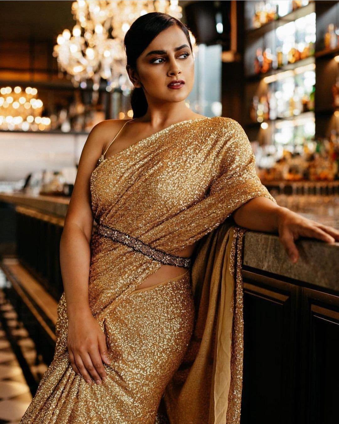 Shraddha Srinath in golden saree hot and sexy stills |Shraddha Srinath exclusive hot and sexy photoshoot
