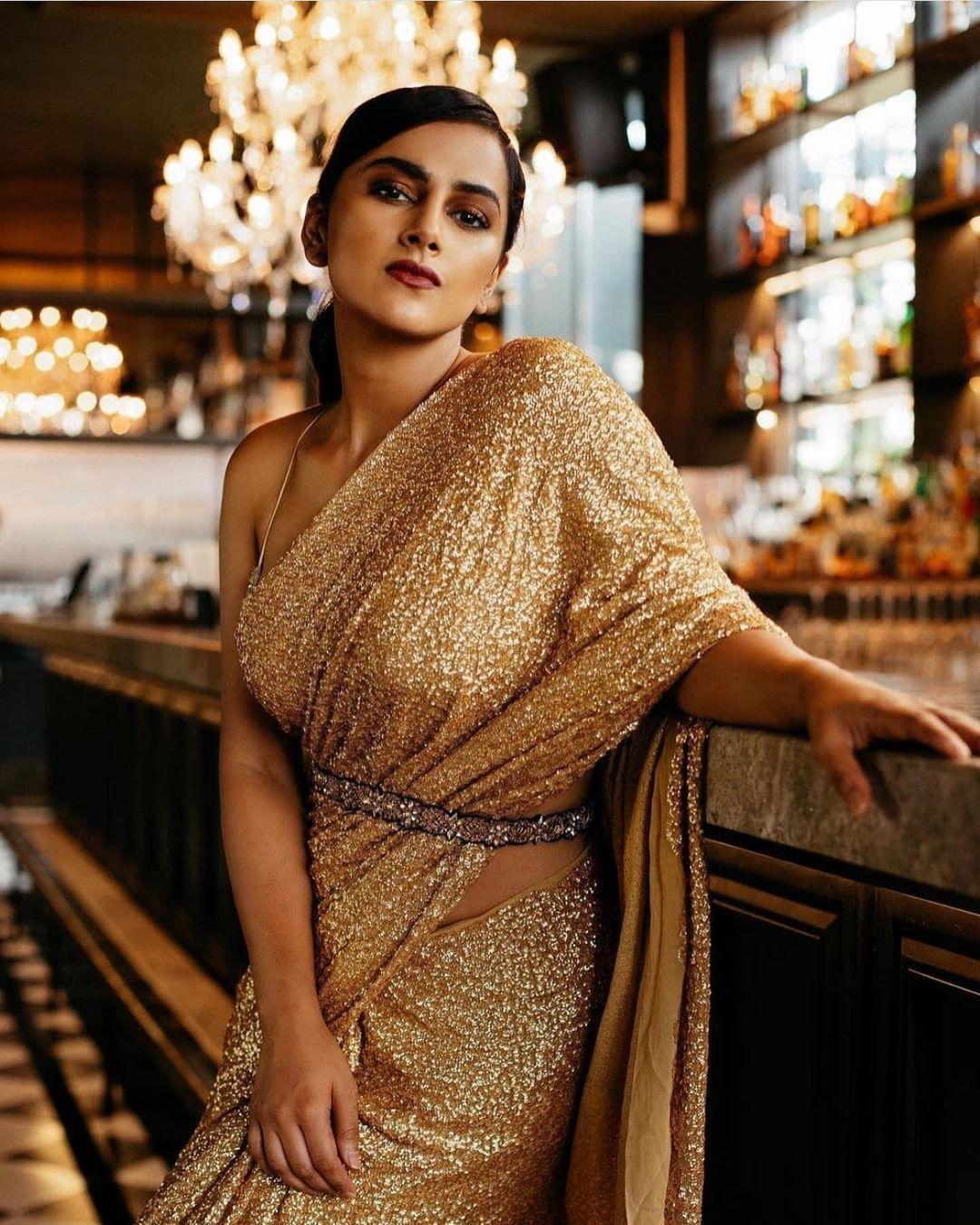 Shraddha Srinath in golden saree hot and sexy stills |Shraddha Srinath exposing hot photos gallery