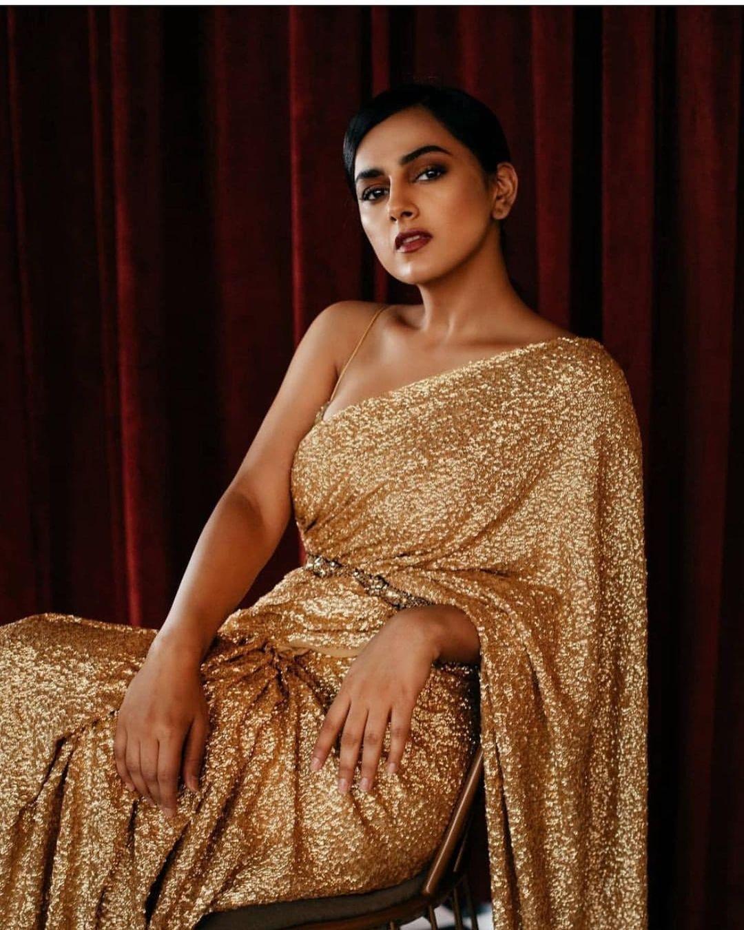 Shraddha Srinath in golden saree hot and sexy stills |Shraddha Srinath looking very attractive hot photos gallery