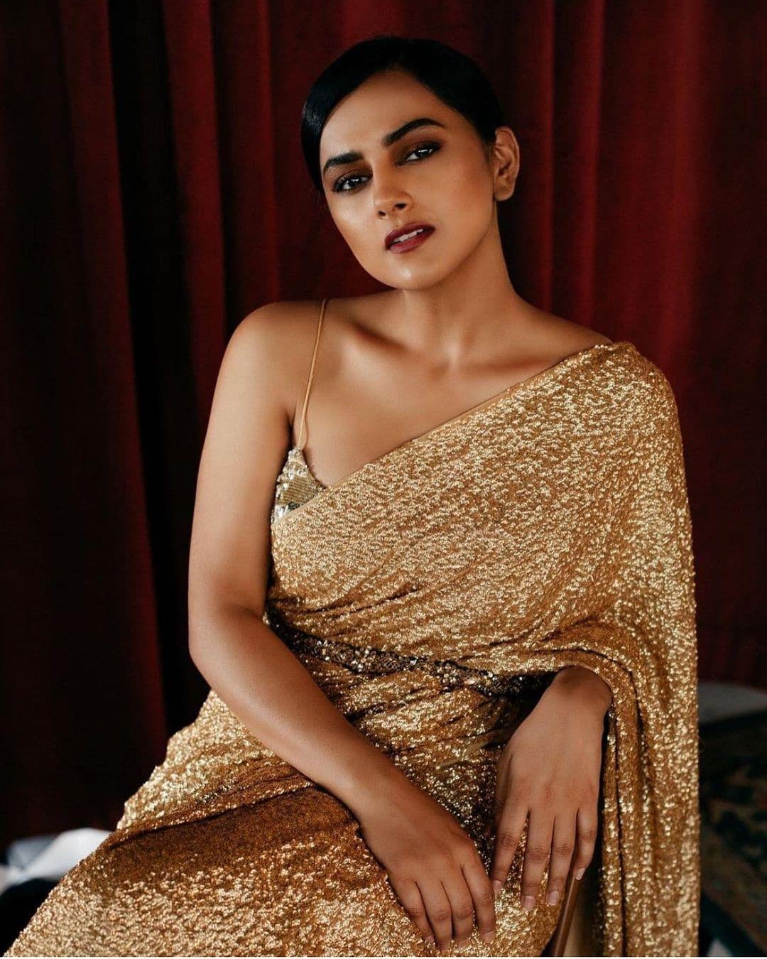 Shraddha Srinath in golden saree hot and sexy stills |Shraddha Srinath very beautiful and glamorous pictures