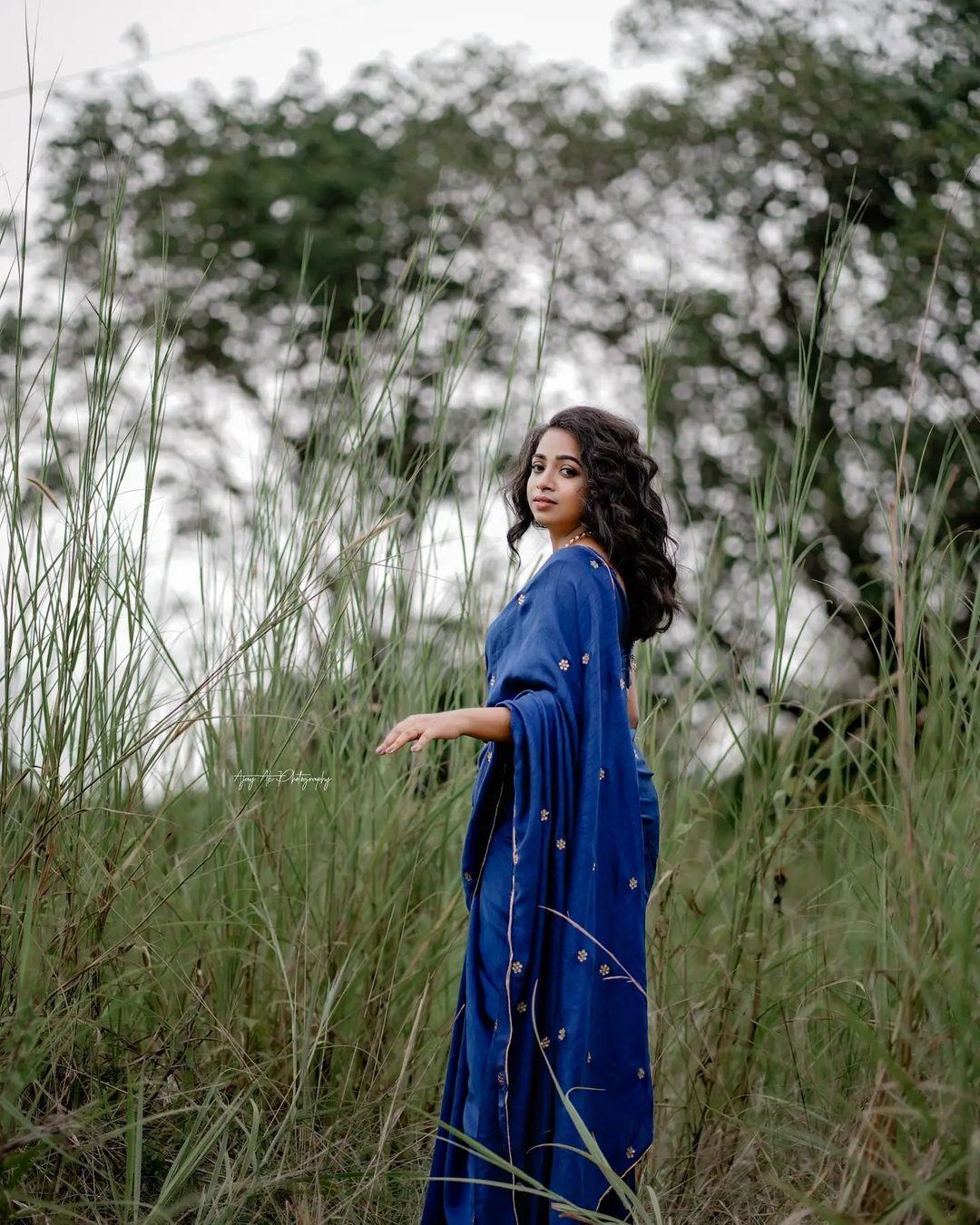 South Indian actress Sneha Babu in blue saree hot photos gallery | Sneha Babu beautiful and glamorous pictures