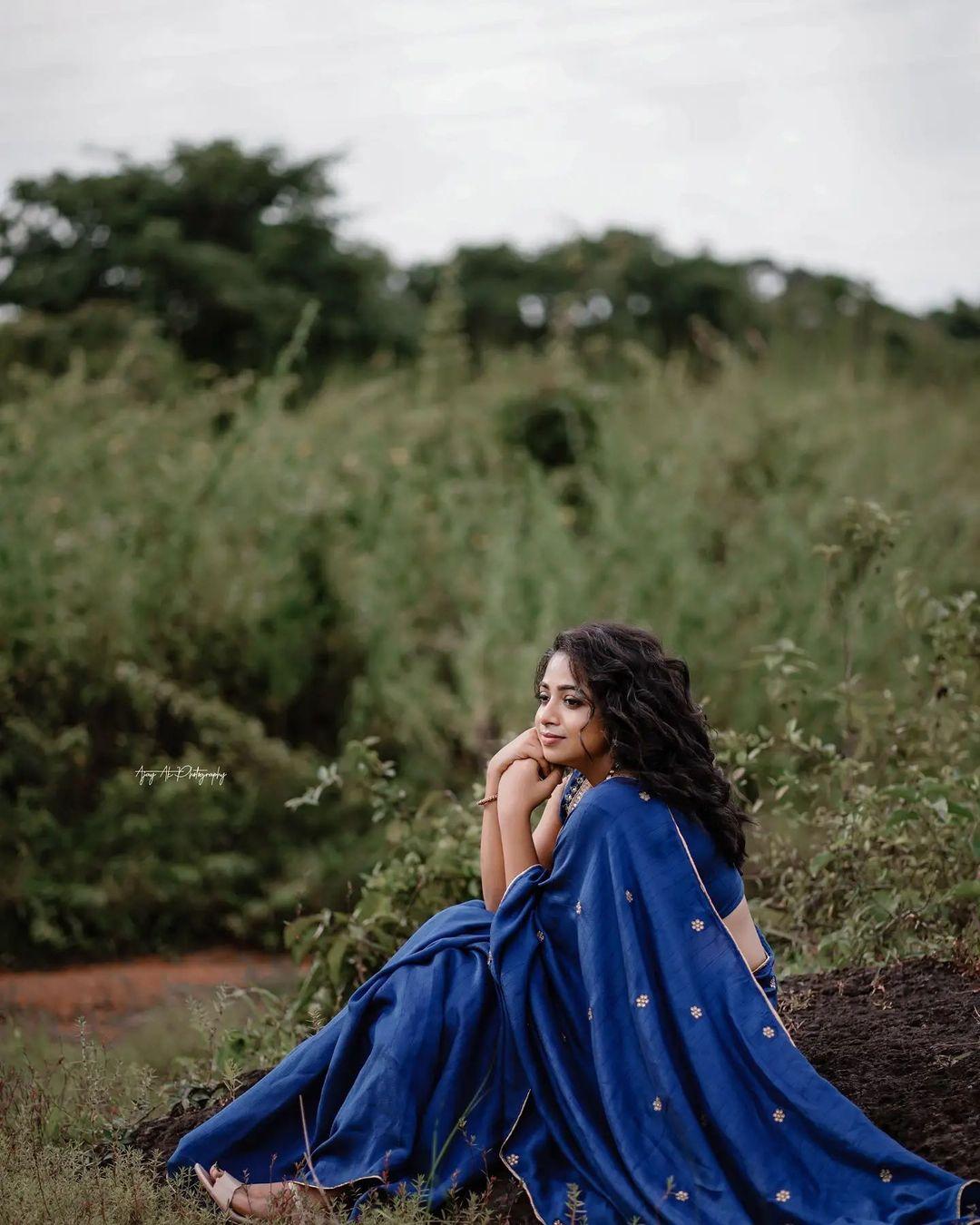 South Indian actress Sneha Babu in blue saree hot photos gallery | Sneha Babu very attractive and beautiful pictures