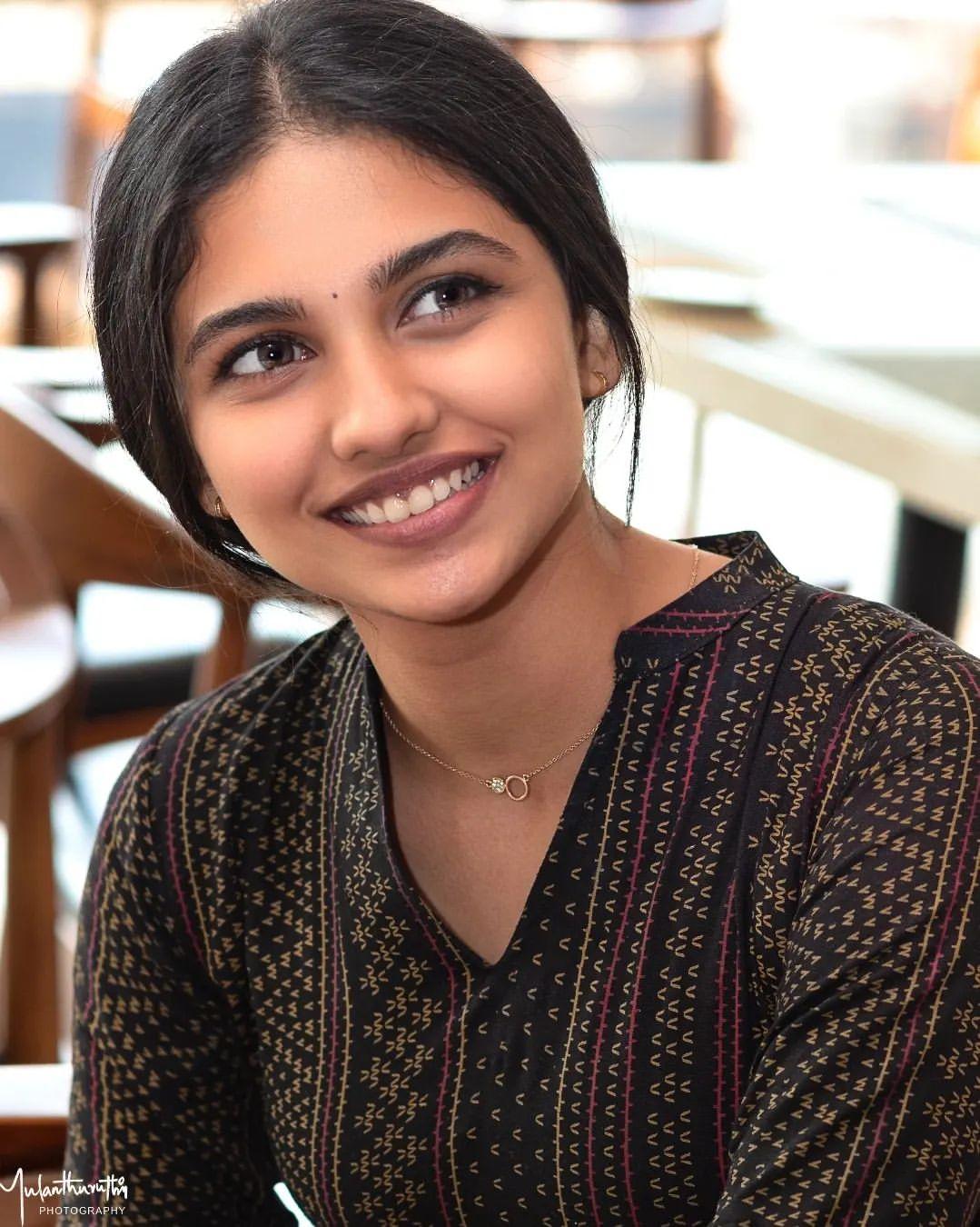 Kho kho actress Mamitha Baiju looking very glamorous pictures | Mamitha Baiju beautiful and cute photos gallery