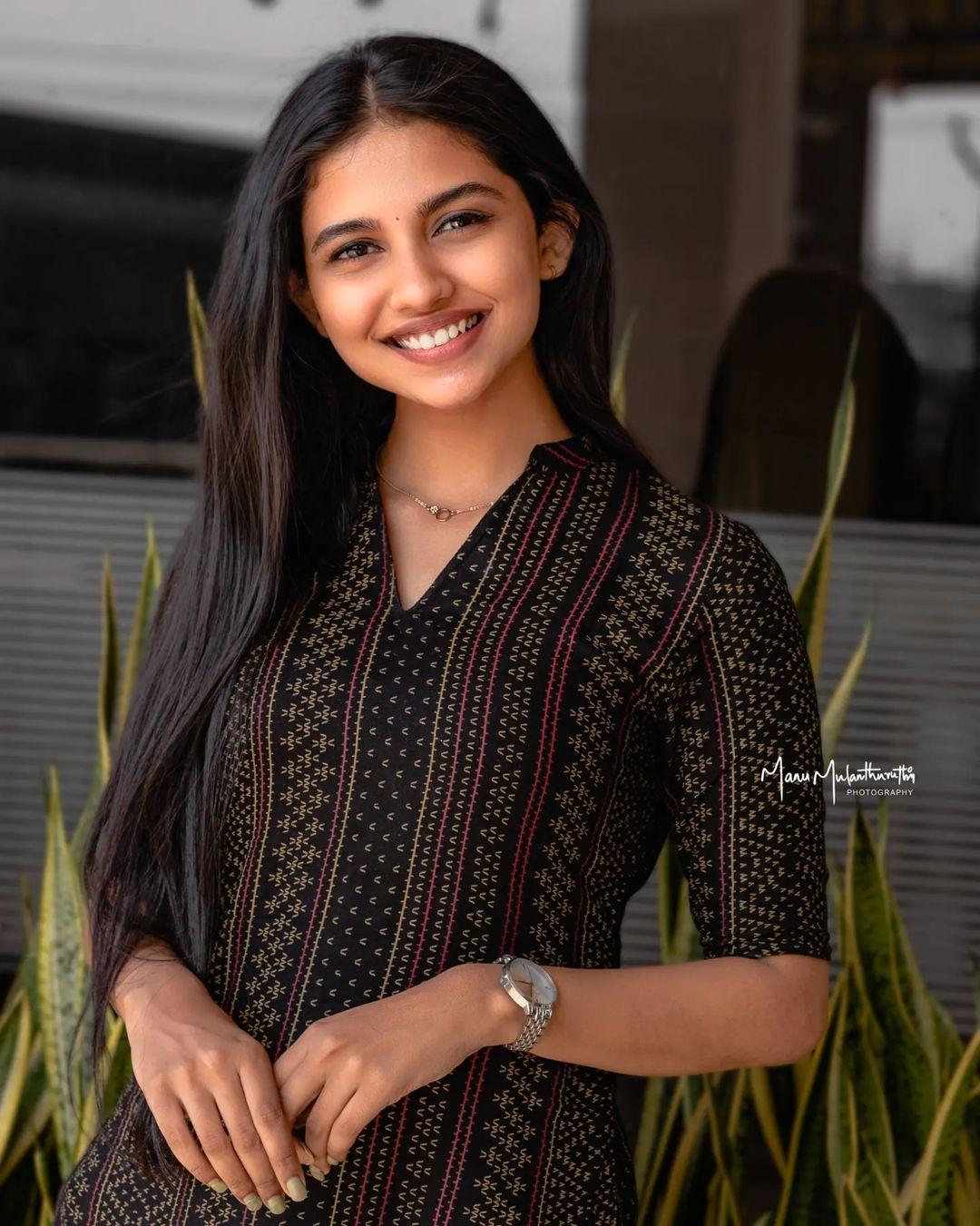 Kho kho actress Mamitha Baiju looking very glamorous pictures | Mamitha Baiju exclusive and glamorous pictures