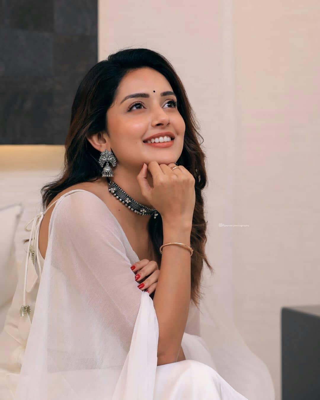Mahima Nambiar looking very beautiful photo gallery | Mahima Nambiar latest hot and spicy photos gallery