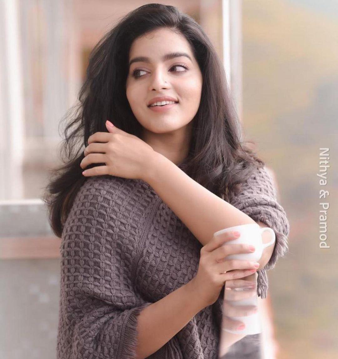 Malavika Menon latest hot and sexy photoshoot |Malavika Menon very beautiful and glamorous stills