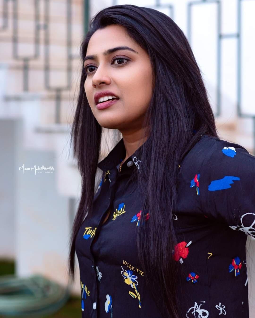 Dayyana Hameed looking very glamorous and cute photos | Dayyana Hameed latest hot and spicy photos