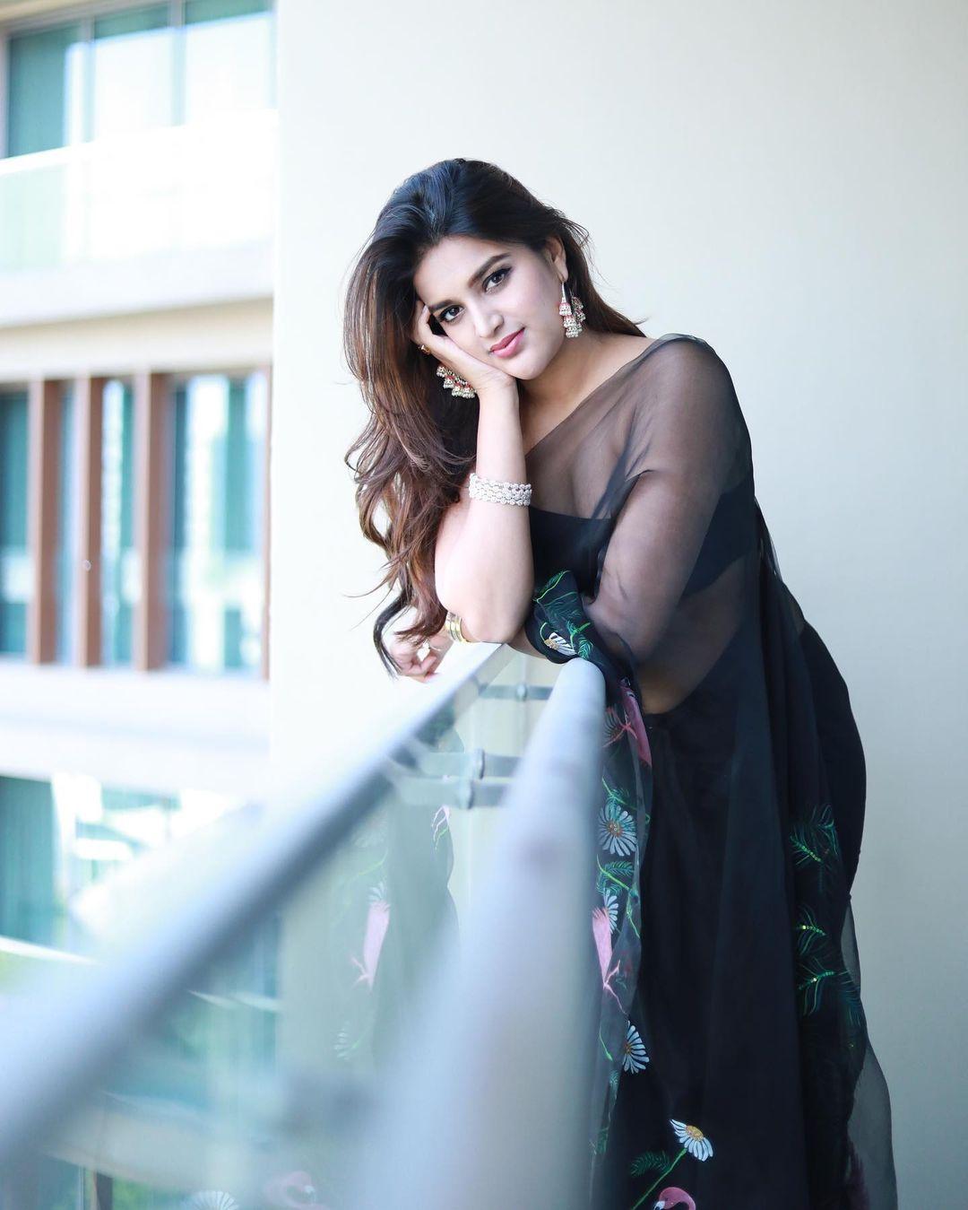 Nidhhi Agerwal showing navel and cleavage in black transparent saree photos |very beautiful and glamorous pictures