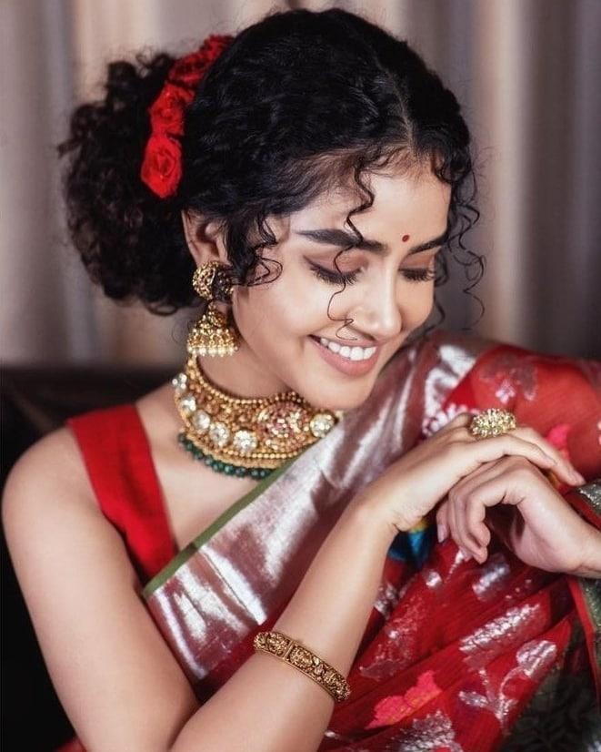 Anupama Parameswaran looking very glamorous and cute photos |Anupama Parameswaran beautiful and cute photos gallery