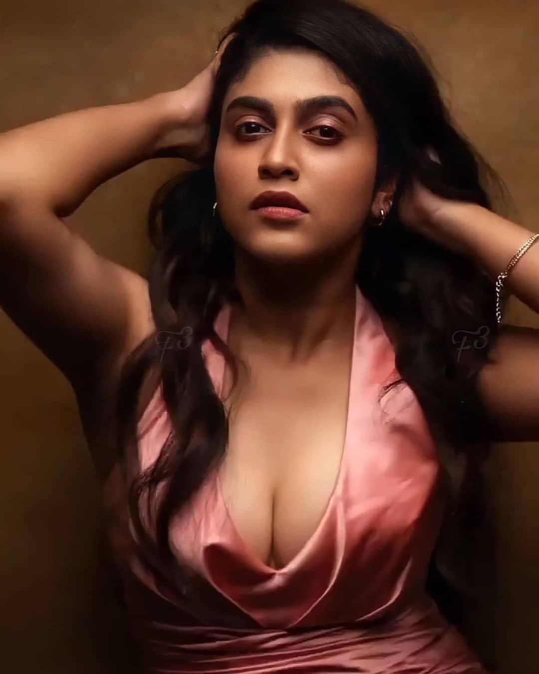 Rasna pavithran exclusive hot and sexy seducing photos | Rasna pavithran exposing cleavage photos gallery