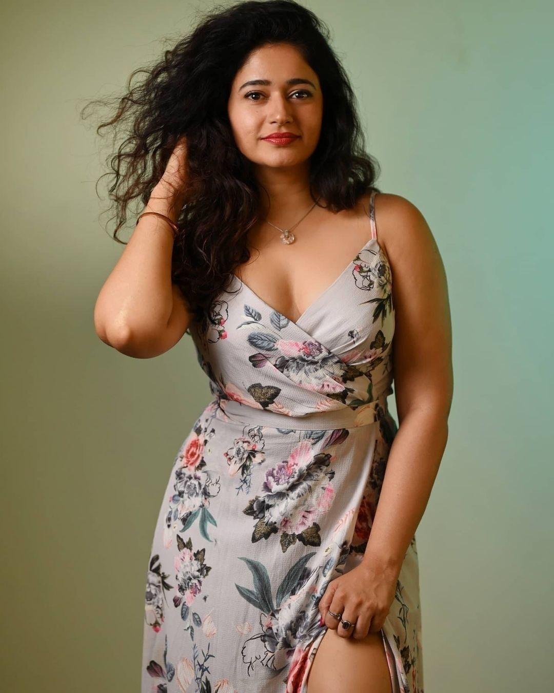 South indian actress Poonam Bajwa exclusive hot and Sexy photos | Poonam Bajwa beautiful and cute photos gallery