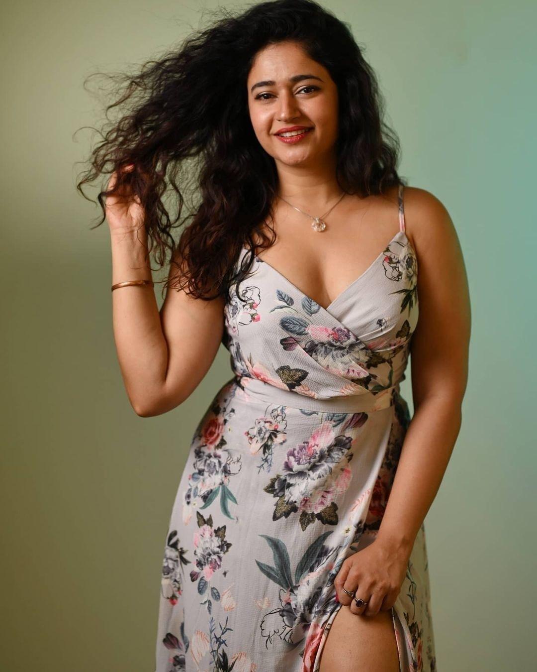 South indian actress Poonam Bajwa exclusive hot and Sexy photos | Poonam Bajwa exclusive hot and sexy photoshoot