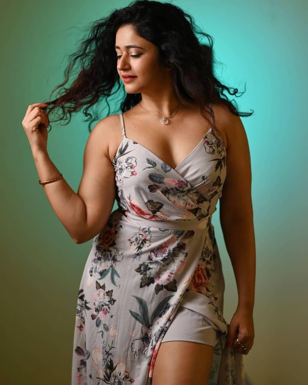 South indian actress Poonam Bajwa exclusive hot and Sexy photos | Poonam Bajwa latest hot and spicy photos gallery