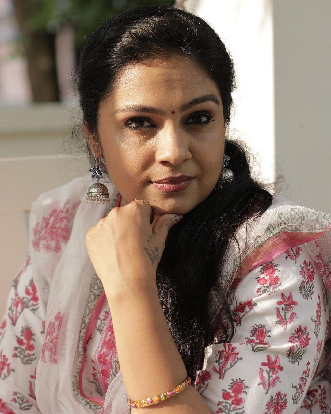 Bheemante Vazhi actress Divya m nair looking very glamorous photos gallery |Divya m nair looking very attractive hot photos gallery