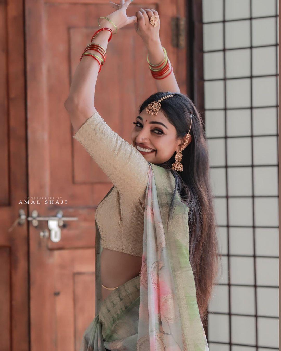 Rithu Manthra showing navel in saree hot photos gallery | Rithu Manthra very beautiful and cute stills