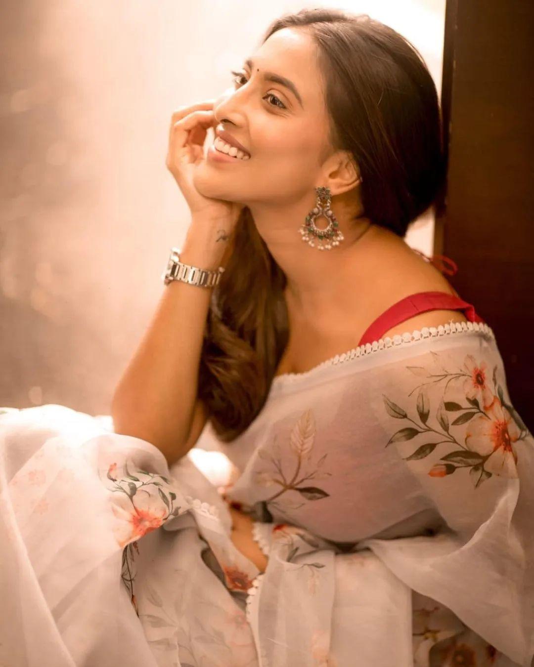 𝗔𝘀𝗵𝗮𝘃𝗲𝗻𝗸𝗮𝘁𝗲𝘀𝗵 in transparent saree hot photos gallery | Very beautiful and sexy photoshoot