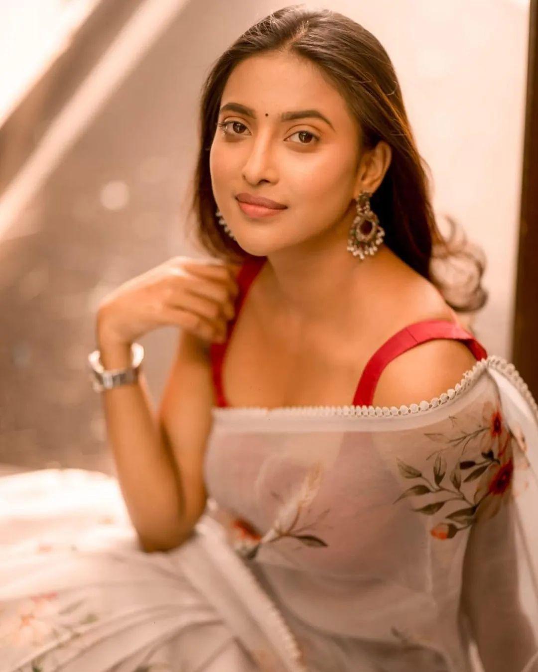 𝗔𝘀𝗵𝗮𝘃𝗲𝗻𝗸𝗮𝘁𝗲𝘀𝗵 in transparent saree hot photos gallery |exclusive hot and sexy photoshoot