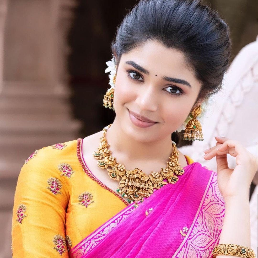 Krithi Shetty in half saree looking very glamorous photos gallery | Krithi Shetty exclusive hot and spicy photos gallery