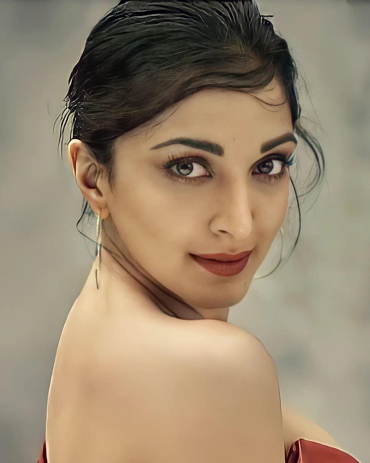 Bollywood actress Kiara Advani looking very glamorous and cute stills |beautiful and glamorous pictures
