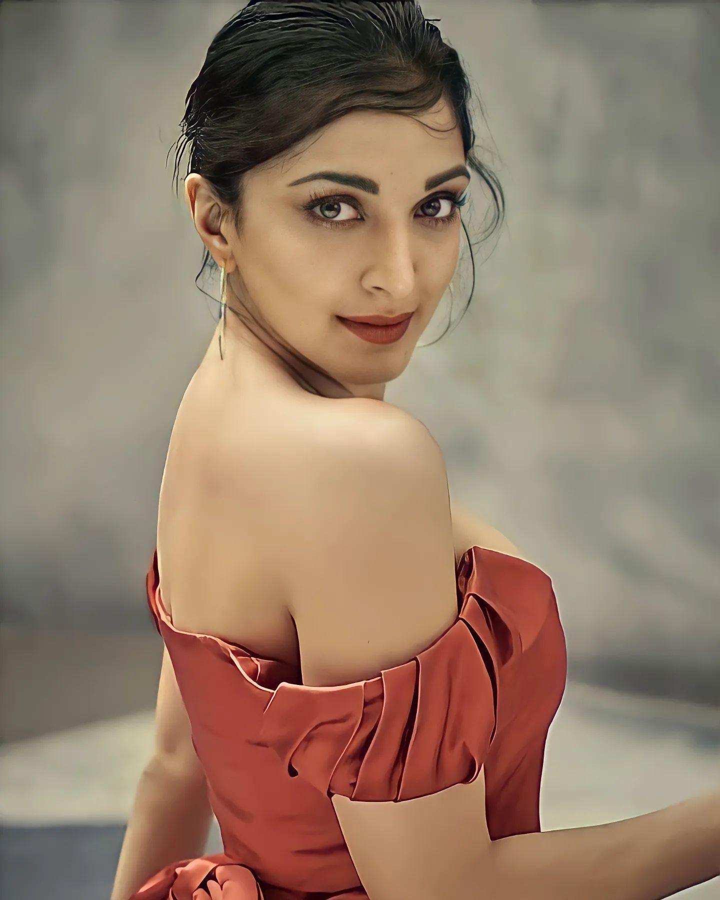 Bollywood actress Kiara Advani looking very glamorous and cute stills |exclusive hot and sexy photoshoot