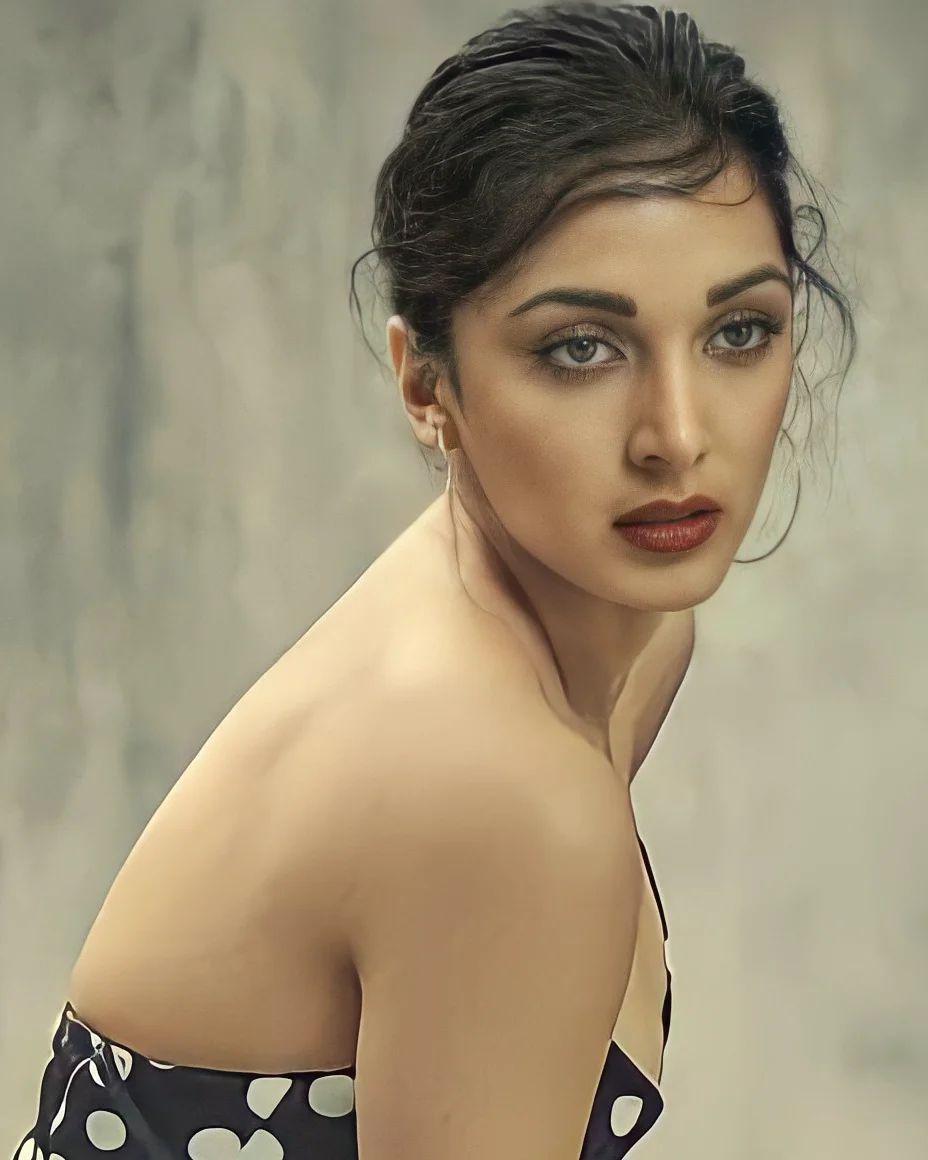 Bollywood actress Kiara Advani looking very glamorous and cute stills | latest hot and sexy photoshoot