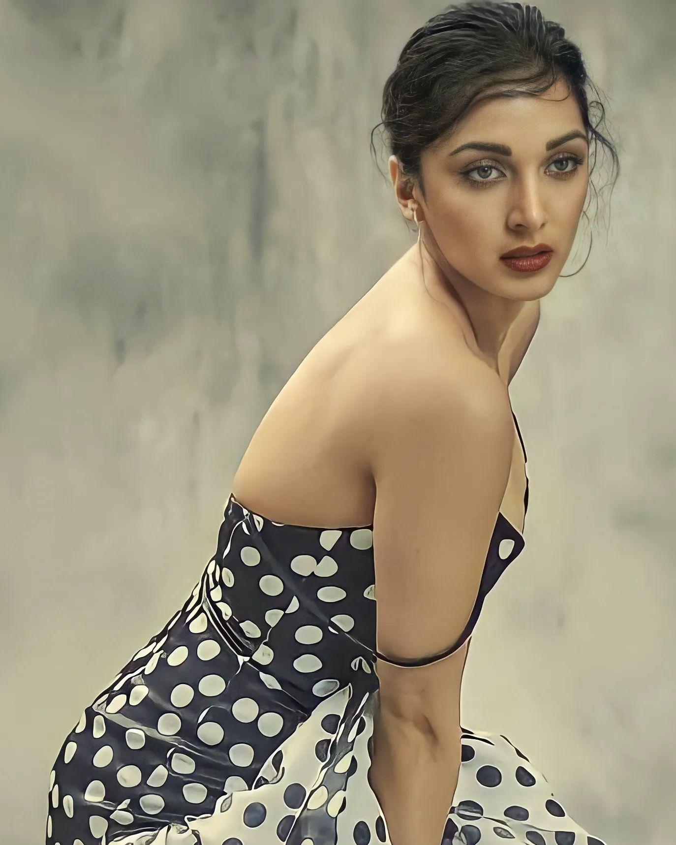 Bollywood actress Kiara Advani looking very glamorous and cute stills | very glamorous and sexy photoshoot
