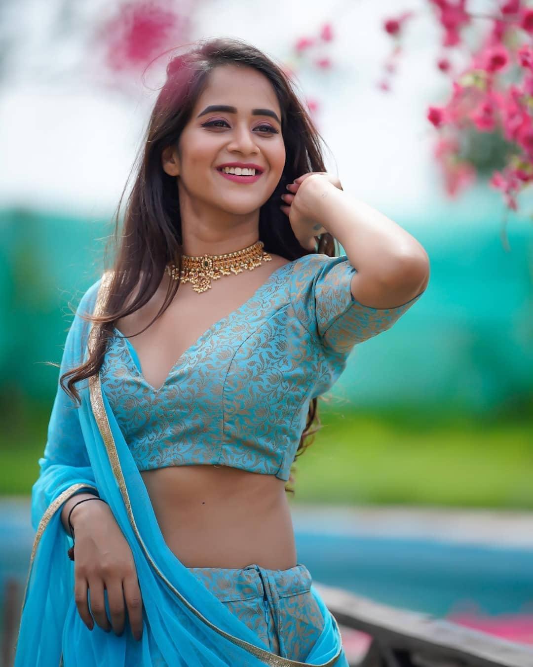 Deepthi Sunaina in exposing cleavage hot photos gallery | Deepthi Sunaina exposing very hot and spicy photos